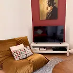 , Renove Dans Immeuble Classe. Nîmes
