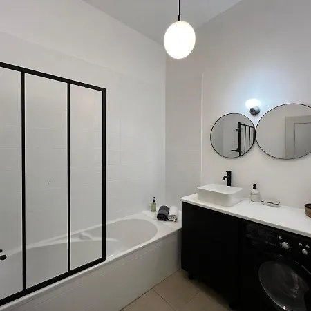 , Renove Dans Immeuble Classe. * 님