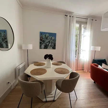 , Renove Dans Immeuble Classe. Апартаменты Ним