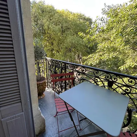 , Renove Dans Immeuble Classe. Appartement