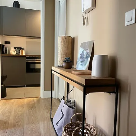 , Renove Dans Immeuble Classe. Nîmes