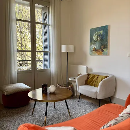 Appartement , Renove Dans Immeuble Classe. Nîmes