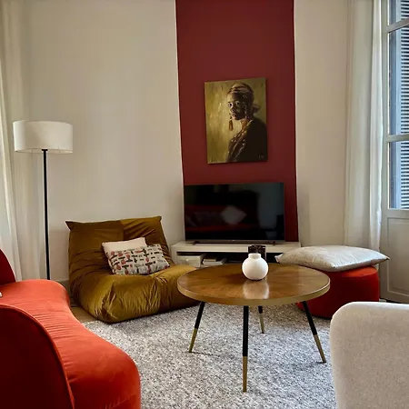 , Renove Dans Immeuble Classe. Nîmes