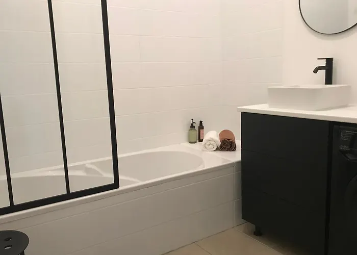 , Renove Dans Immeuble Classe. Nîmes