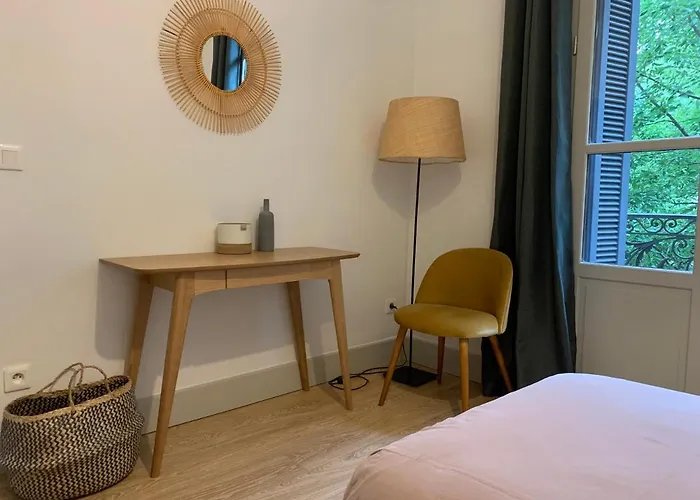 Daire , Renove Dans Immeuble Classe. Nîmes