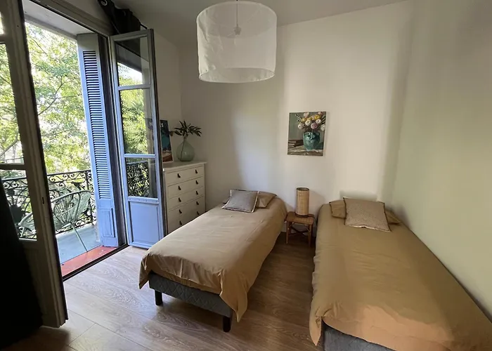 Daire , Renove Dans Immeuble Classe. Nîmes