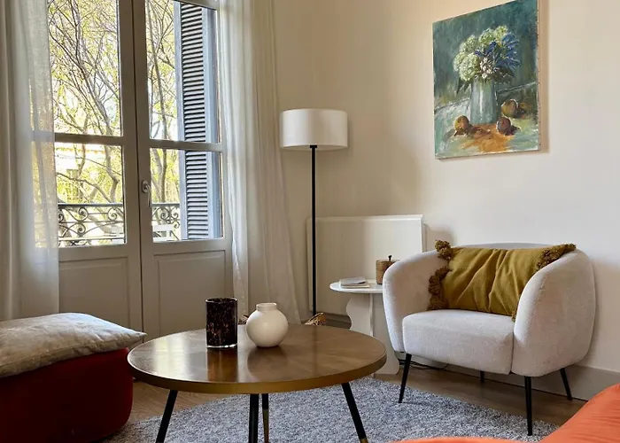 , Renove Dans Immeuble Classe. アパート