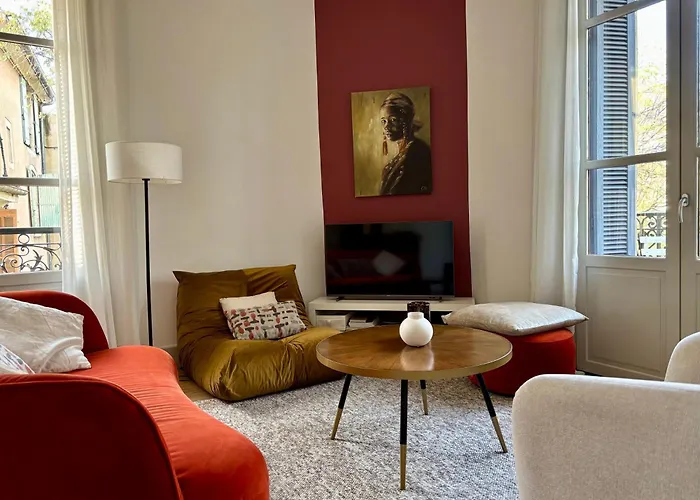 , Renove Dans Immeuble Classe. ニーム